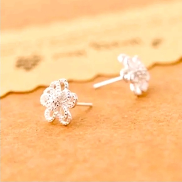 New Sterling Silver Flower Earring Studs - Picture 5 of 5